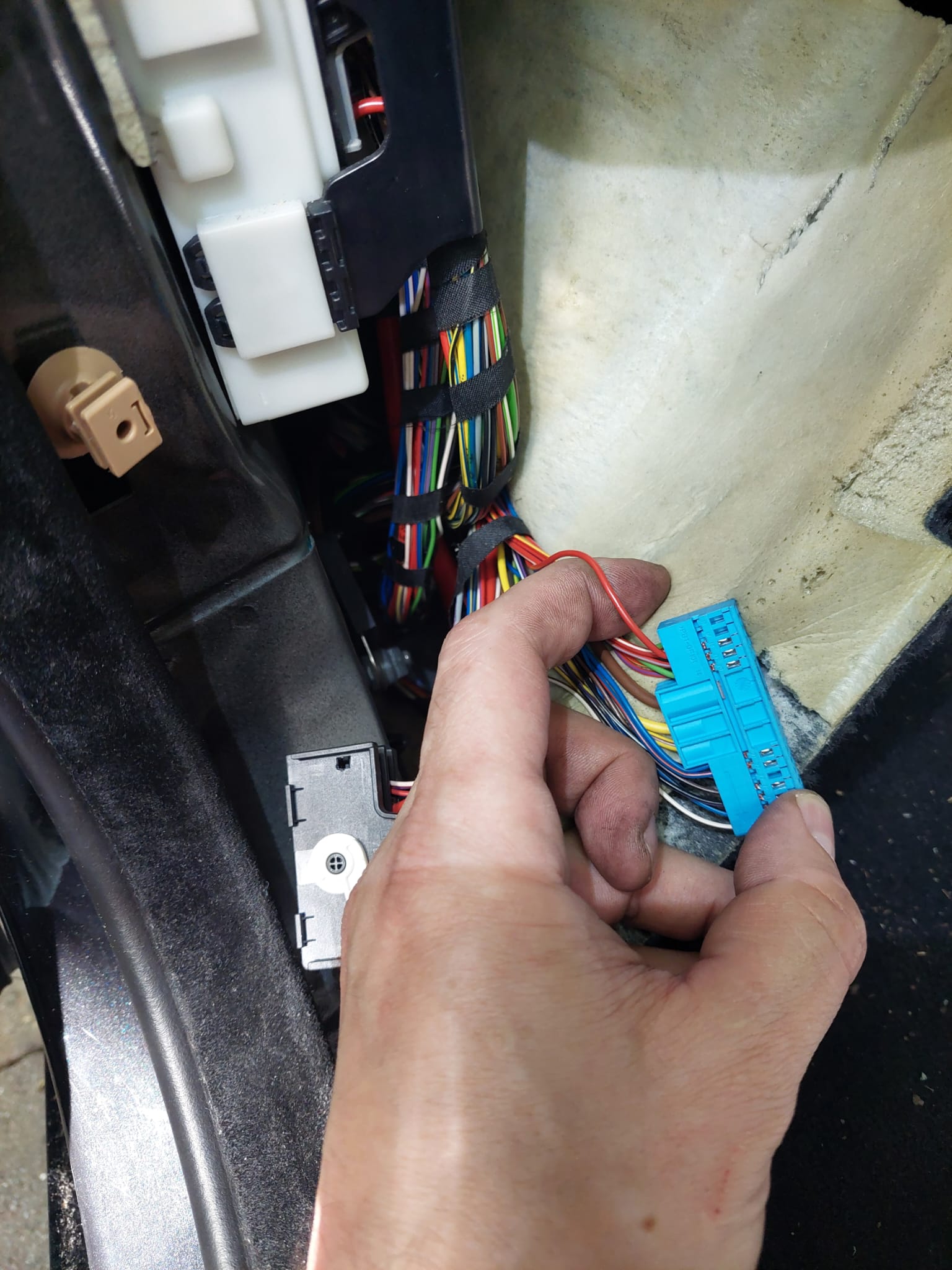LockCar IC3262 wireless TAG immobiliser fob held in a driver's hand