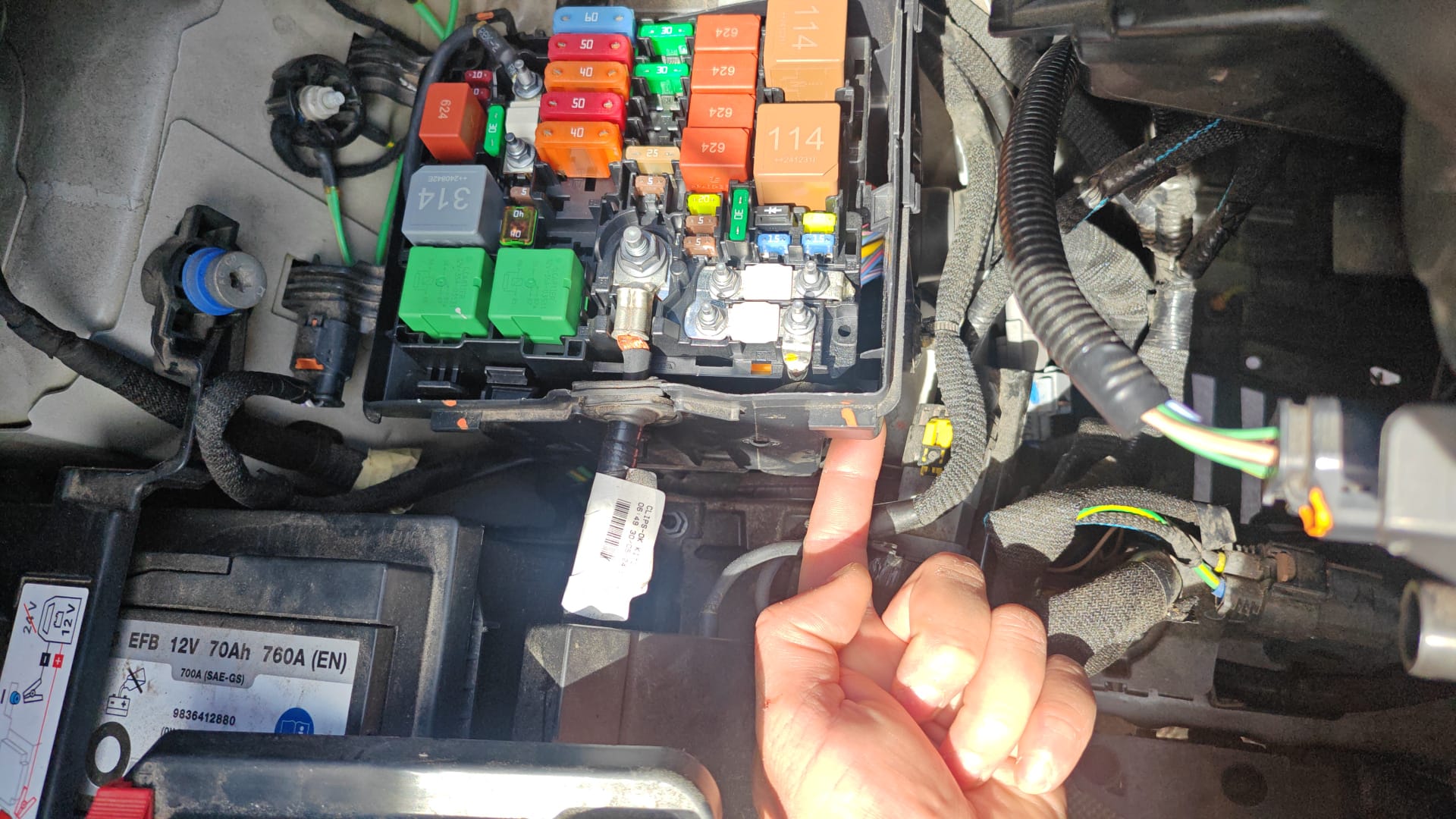 Relay attack on a keyless car being blocked by an aftermarket immobiliser